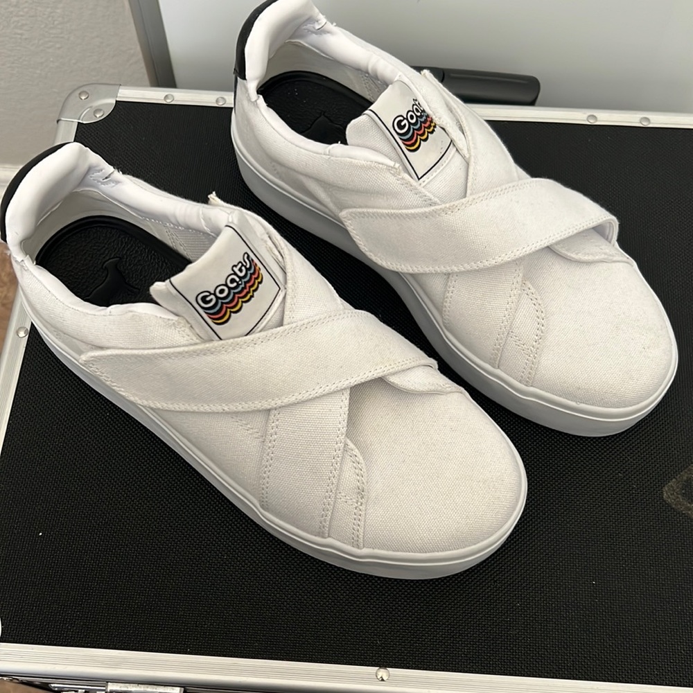 Goats canvas Velcro sneakers